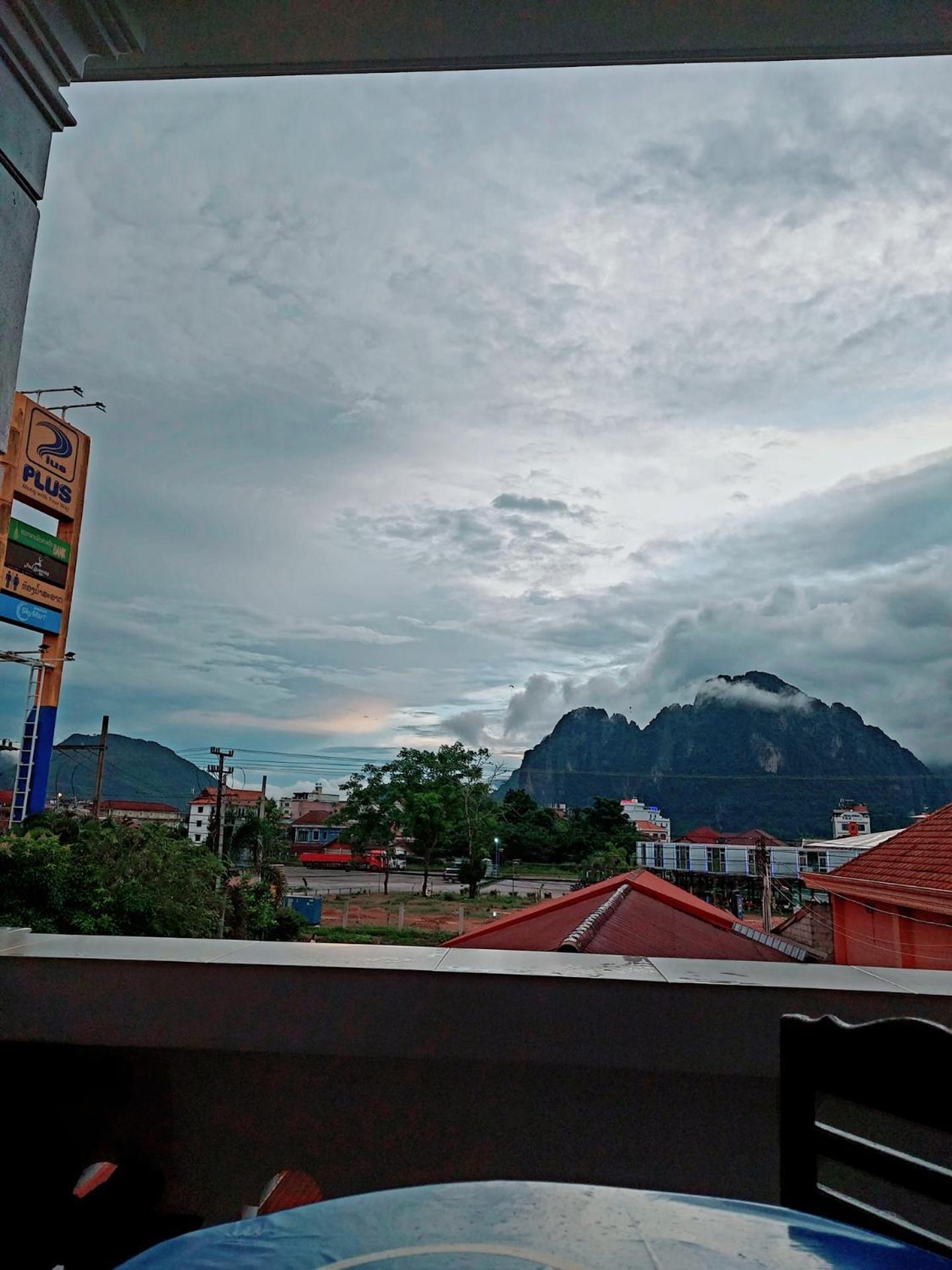 Inthavong Hotel/Guest House Ванг-Виенг Экстерьер фото